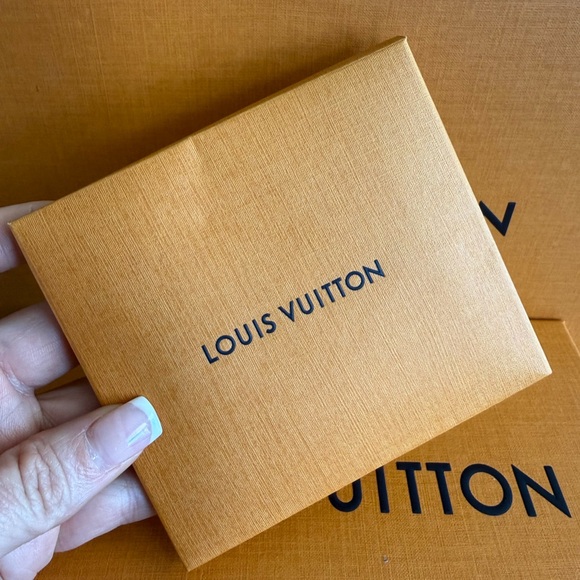💋NEW💋Louis Vuitton Black compact pouch. - Picture 3 of 8